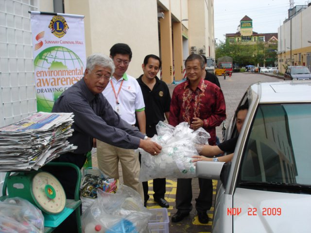 YB Tuan Phee Boon Poh merasmikan pusat beli balik barang kitar semula di Sunway Carnival Seberang Jaya pada 22-11-2009